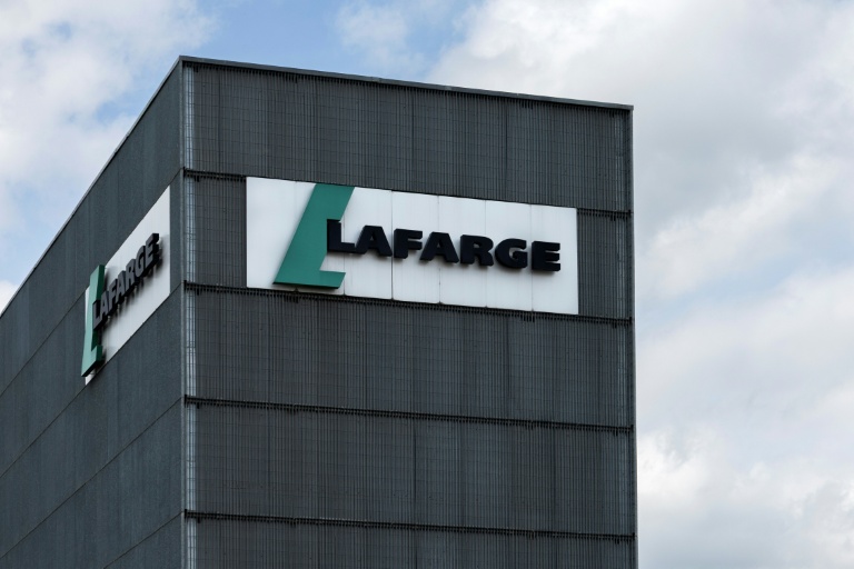 Le logo de l'entreprise Lafarge sur un bâtiment d'une usine de ciment dans le nord de Paris, le 14 avril 2025
