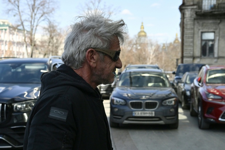 L'acteur américain Sean Penn marche dans une rue de Kiev, la capitale ukrainienne, le 16 mars 2026