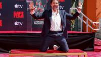 L'acteur espagnol Javier Bardem laisse ses empreintes dans le ciment à Hollywood Boulevard, Californie, le 16 juin 2026
