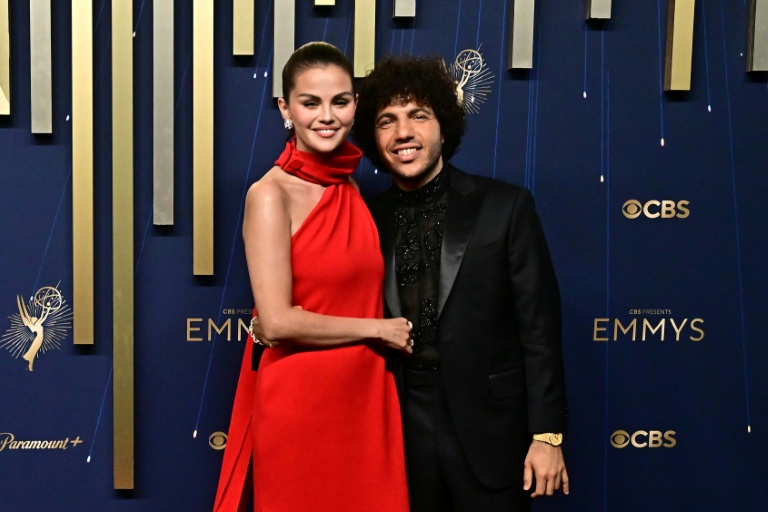 L'actrice Selena Gomez et son fiancé, le producteur Benny Blanco, le 14 septembre 2025 aux Emmy Awarts à Los Angeles
