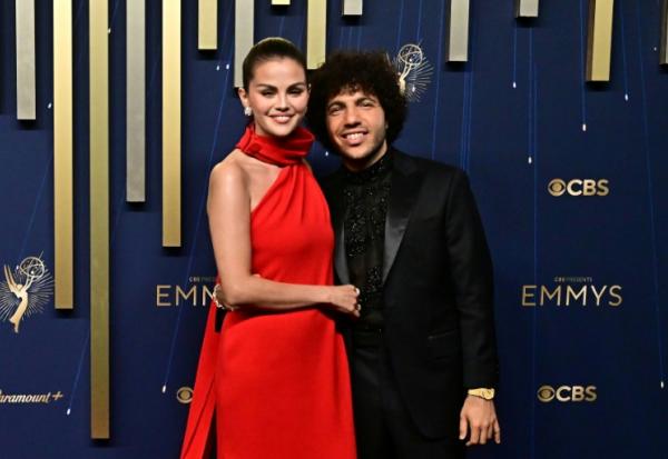 L'actrice Selena Gomez et son fiancé, le producteur Benny Blanco, le 14 septembre 2025 aux Emmy Awarts à Los Angeles