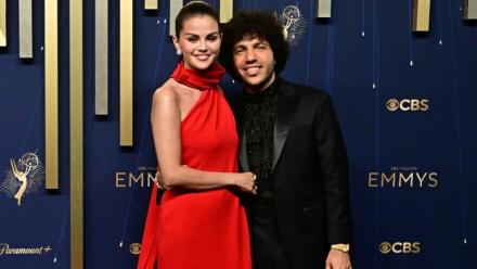 L'actrice Selena Gomez et son fiancé, le producteur Benny Blanco, le 14 septembre 2025 aux Emmy Awarts à Los Angeles