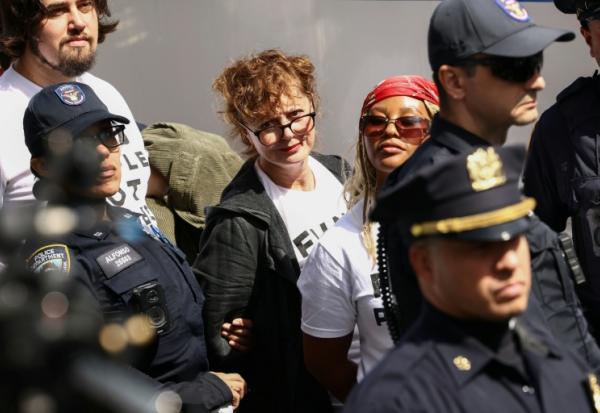 L'actrice américaine Susan Sarandon interpellée par des policiers lors d'une  manifestation contre le Premier ministre israélien Benjamin Netanyahu, à New York, le 24 septembre 2026