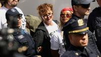 L'actrice américaine Susan Sarandon interpellée par des policiers lors d'une  manifestation contre le Premier ministre israélien Benjamin Netanyahu, à New York, le 24 septembre 2026