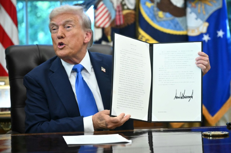 Le président américain Donald Trump présente un décret qu'il vient de signer dans le bureau ovale de la Maison Blanche, à Washington, le 19 septembre 2025