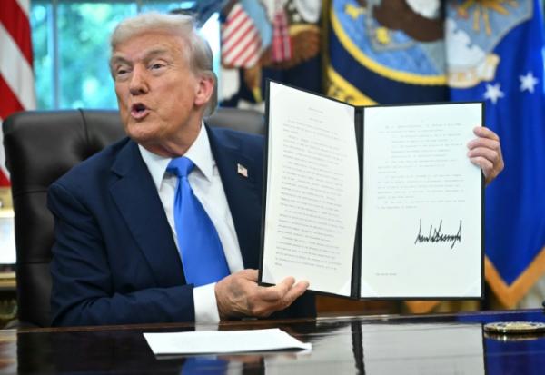Le président américain Donald Trump présente un décret qu'il vient de signer dans le bureau ovale de la Maison Blanche, à Washington, le 19 septembre 2025