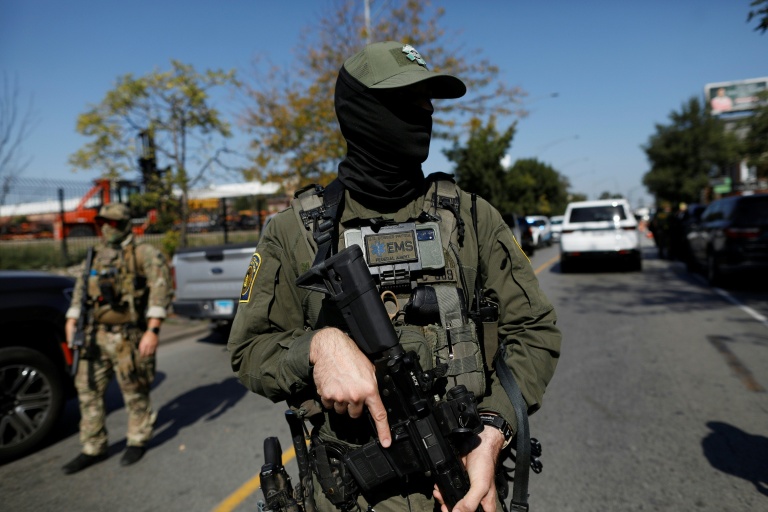 Un agent masqué de la patrouille frontalière des douanes et de la protection des frontières des États-Unis (CBP) à Chicago, le 4 octobre 2025 dans l'Illinois