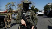 Un agent masqué de la patrouille frontalière des douanes et de la protection des frontières des États-Unis (CBP) à Chicago, le 4 octobre 2025 dans l'Illinois