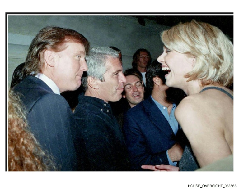 Image non-datée publiée le 12 décembre 2025 par des élus démocrates à la Chambre américaine des représentants montrant Donald Trump (à gauche) aux côtés de Jeffrey Epstein (au centre)
