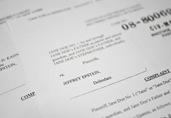 Photographie montrant un document judiciaire sur l'affaire Epstein, le 19 décembre 2025 à Washington