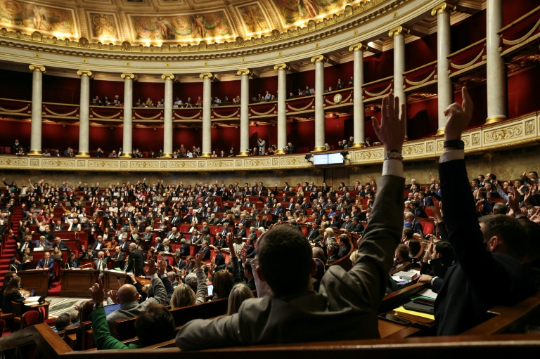 Le Parlement devrait approuver définitivement six textes mardi, dont plusieurs projets de lois emblématiques, dans une atmosphère de crise au sein de la majorité, après l'adoption chaotique dans la nuit du projet de loi d'urgence agricole