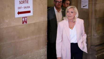 Marine Le Pen, présidente du groupe parlementaire du Rassemblement national (RN), arrive à la cour d'appel de Paris le 7 juillet 2026 pour assister au prononcé du verdict en appel pour détournement de fonds publics européens dans l'affaire des emplois présumés fictifs au Parlement européen