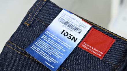 Un jean de la marque 1083 fabriqué à Rupt-en-Moselle, en Moselle, le 12 mars 2024