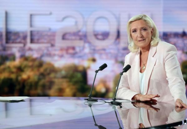 Marine Le Pen sur le plateau du 20h00 de TF1 le 7 juillet 2026 à Boulogne-Billancourt, près de Paris