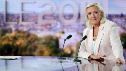 Marine Le Pen sur le plateau du 20h00 de TF1 le 7 juillet 2026 à Boulogne-Billancourt, près de Paris
