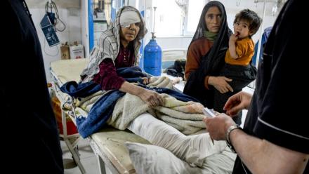 Une Afghane blessée reçoit des soins dans un hôpital après le tremblement de terre qui a frappé Mazar-e-Sharif, dans le nord de l'Afghanistan, le 3 novembre 2025