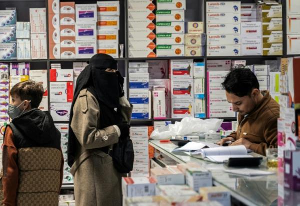 Une femme achète des médicaments dans une pharmacie à Kaboul, le 9 février 2026 en Afghanistan