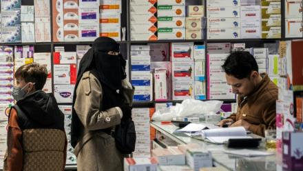 Une femme achète des médicaments dans une pharmacie à Kaboul, le 9 février 2026 en Afghanistan