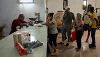 Des habitants font la queue dans une épicerie de produits subventionnés pour recevoir de l'aide humanitaire donnée par le Mexique, à La Havane, le 6 mars 2026