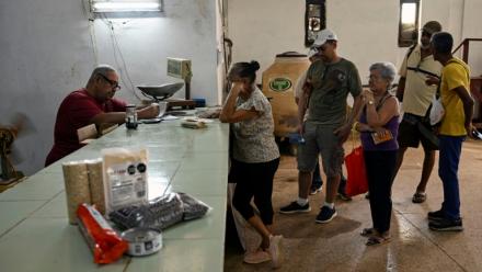 Des habitants font la queue dans une épicerie de produits subventionnés pour recevoir de l'aide humanitaire donnée par le Mexique, à La Havane, le 6 mars 2026