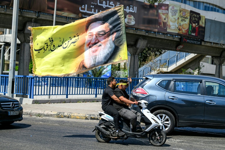 Des partisans du Hezbollah brandissent le portrait du leader historique du mouvement assassiné par Israël, Hassan Nasrallah, à l'occasion de l'Achoura, journée de deuil pour la mort de Hussein, figure clé de l'islam chiite,à Beyrouth, le 26 juin 2026 