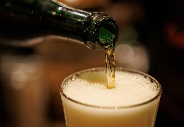 Une bière servie à Bruxelles, le 14 novembre 2024