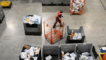 Une plateforme Colissimo au Thillay, le 15 décembre 2022 dans le Val-d'Osie