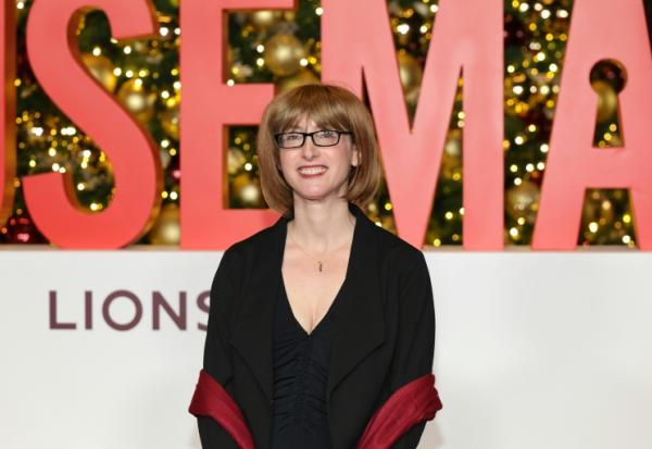 La romancière américaine Freida McFadden, auteure de "La femme de ménage", le 2 décembre 2025 à New York