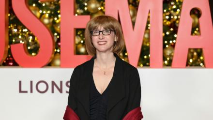 La romancière américaine Freida McFadden, auteure de "La femme de ménage", le 2 décembre 2025 à New York