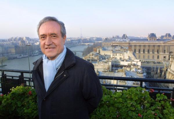 Jean Tiberi, candidat alors à sa propre succession en tant que maire de Paris,  le 16 janvier 2001 sur la terrasse d'un restaurant parisien 