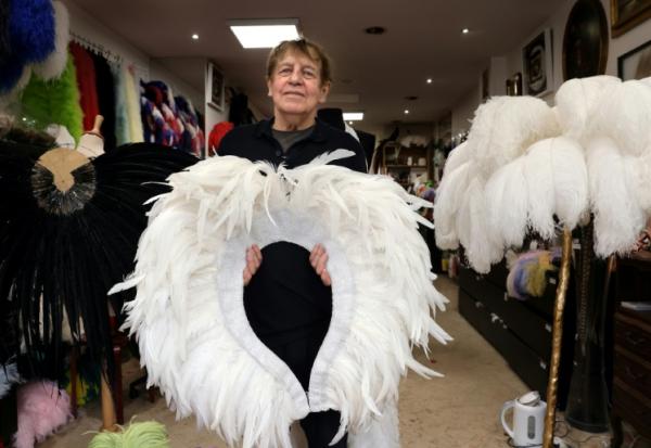 "Dominique" de Roo (Jean-Claude de son vrai prénom), alors plumassier du Lido, dans son atelier à Paris, le 1er juin 2022