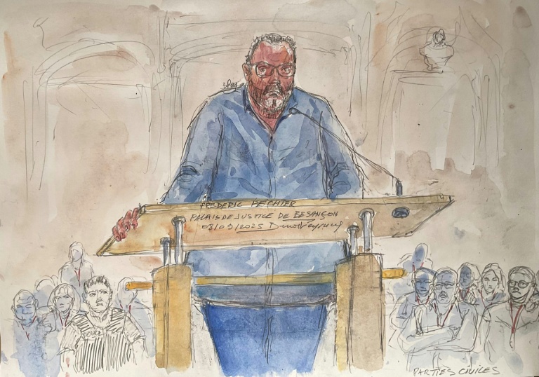 Croquis d'audience du 8 septembre 2025 montrant l'ancien anesthésiste Frédéric Péchier à l'ouverture de son procès, au palais de justice de Besançon, dans le Doubs