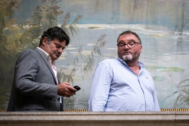 L'ancien anesthésiste français Frédéric Péchier (à droite) aux côtés de son avocat Randall Schwerdorffer pendant une pause lors de la première journée de son procès, au tribunal de Besançon, dans le nord-est de la France, le 8 septembre 2025