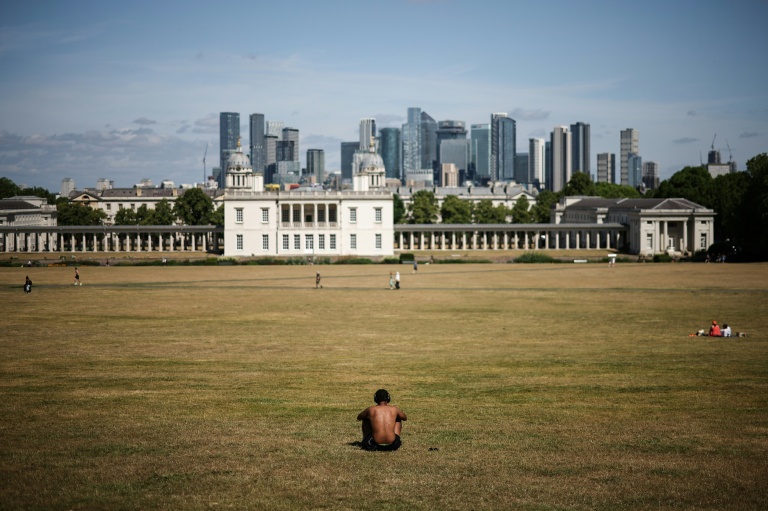 Des personnes profitent du soleil et des températures chaudes à Greenwich Park, à Londres, le 22 juin 2025