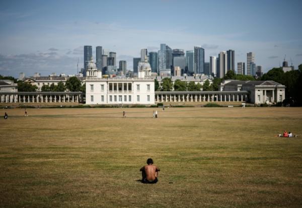Des personnes profitent du soleil et des températures chaudes à Greenwich Park, à Londres, le 22 juin 2025