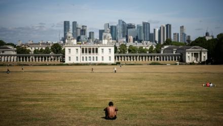 Des personnes profitent du soleil et des températures chaudes à Greenwich Park, à Londres, le 22 juin 2025