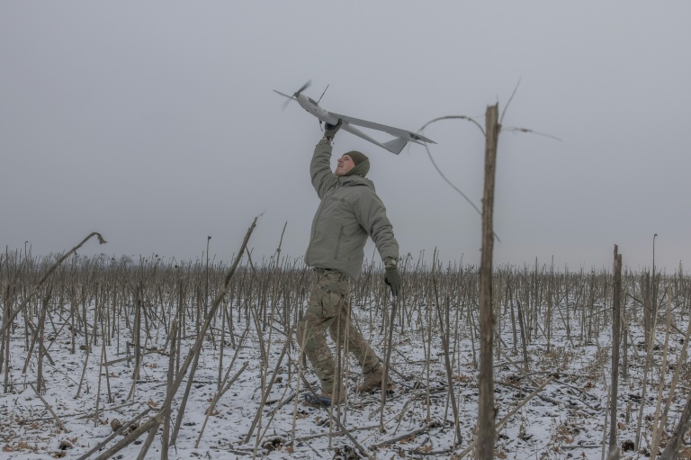 Un soldat ukrainien du corps Azov lance un drone de surveillance vers les positions russes, dans la direction de  Toretsk, dans la région de Donetsk, le 4 février 2025