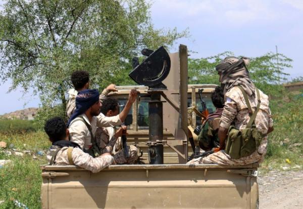 Des forces gouvernementales yéménites soutenues par l'Arabie saoudite dans un camion militaire sur le front de Jabal Han, à l'ouest de la ville de Taëz, le 3 octobre 2026