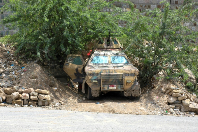 Un véhicule blindé appartenant aux forces du gouvernement yéménite soutenu par l'Arabie saoudite, près du front de Jabal Han à l'ouest de Taëz, le 3 octobre 2026