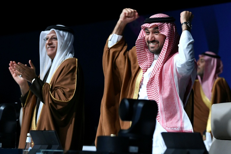 Le ministre saoudien des Sports et de la Jeunesse, Abdulaziz bin Turki al-Faisal al-Saud (d) et le président de la Confédération asiatique de football (AFC), Sheikh Salman bin Ibrahim al-Khalifa, lors de l'annonce de l'attribution à l'Arabie saoudite de l'organisation du Mondial-2034 de foot, le 11 décembre 2024 à Ryad