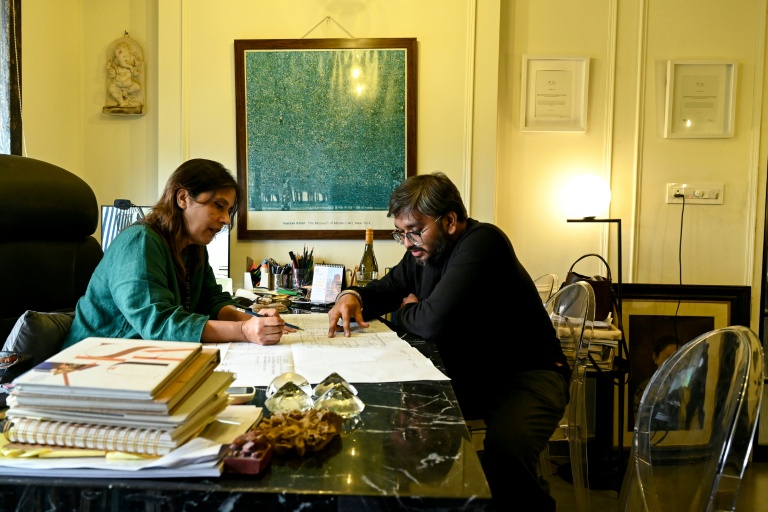 L'architecte indienne Abha Narain Lambah (G) discute d'un projet avec un employé, le 22 septembre 2026 à Bombay 