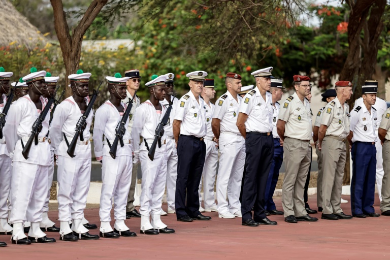Cérémonie à Dakar en présence du chef d'état-major des armées du Sénégal, le général Mbaye Cissé, et du général Pascal Ianni, à la tête du commandement de l'armée française pour l'Afrique, le 17 juillet 2025