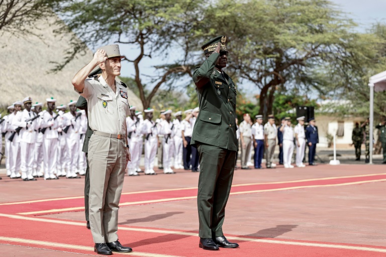 le chef d'état-major des armées du Sénégal, le général Mbaye Cissé (d), et le général Pascal Ianni (g), à la tête du commandement de l'armée française pour l'Afrique, lors de la cérémonie de restition, le 17 juillet 2025 à Dakar