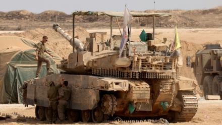 Des chars israéliens déployés à la frontière avec la bande de Gaza, le 13 août 2025