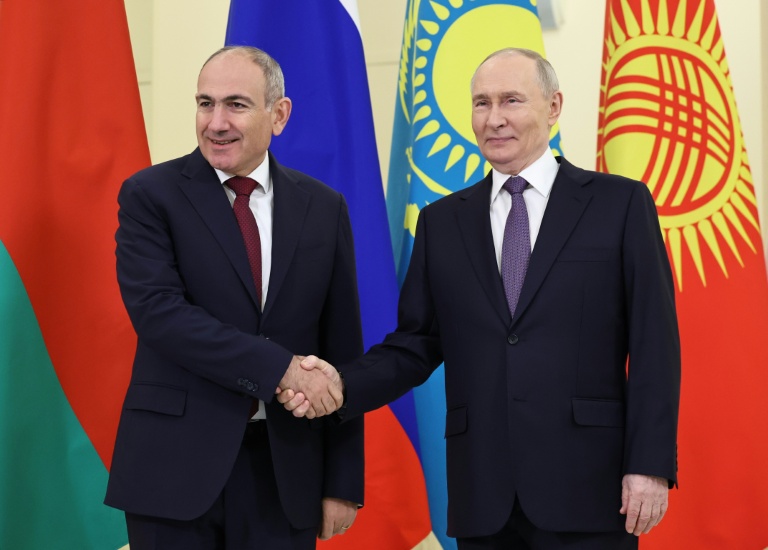 Le président russe Vladimir Poutine accueille le Premier ministre arménien Nikol Pachinian avant un sommet à Saint-Pétersbourg, le 21 décembre 2025
