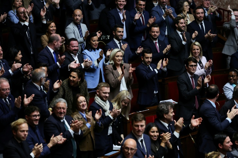 Les députés du parti d'extrême droite Rassemblement national, dont leur cheffe Marine Le Pen, applaudissent lors de l'examen des textes de la