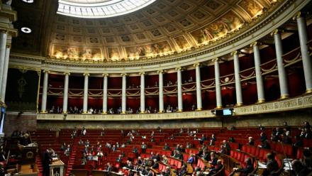 Des députés assistent à un discours du Premier ministre Sébastien Lecornu, à l'Assemblée nationale à Paris le 10 décembre 2025