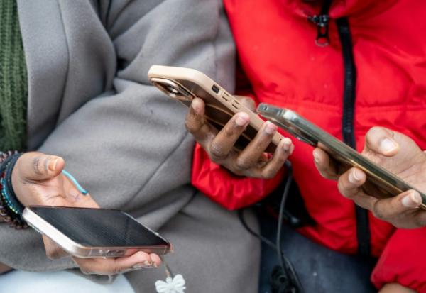 Des lycéens regardent leurs téléphones avant la classe au Lycée Jean Mermoz de Montsoult (Val d'Oise), le 14 janvier 2026