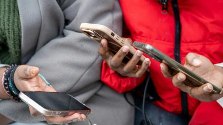 Des lycéens regardent leurs téléphones avant la classe au Lycée Jean Mermoz de Montsoult (Val d'Oise), le 14 janvier 2026
