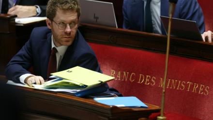 Le ministre français des Comptes publics David Amiel assiste au débat budgétaire à l'Assemblée nationale à Paris, le 14 octobre 2026